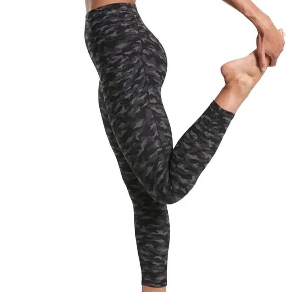 ATHLETA Salutation Stash 3/4 Capri Tight Black Gray Camo Print Small EUC